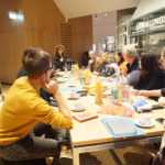 teilnehmer diskutieren