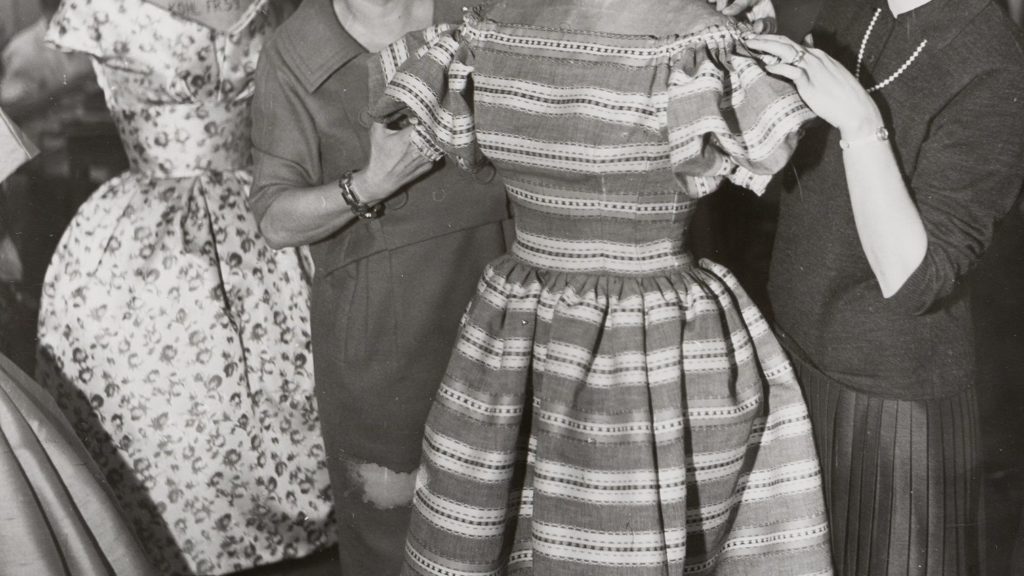 schwarz-weiß-Foto: Toni Schiesser mit bekleideter Figurine und mit ihrer Tochter Anni Henninger an einer Figurine
