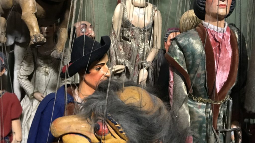 vier Marionetten von nahem - zwei Menschen, zwei Tiere