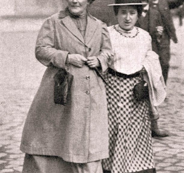 schwarz-weiß-Fotografie mit den beiden Frauen, die Arm in Arm auf einer Strasse gehen