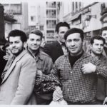 Fotografie mit mehreren Männern, die auf der Strasse stehen