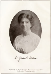 schwarz-weiss Fotografie einer Dame im weißen Kleid mit aufgestecktem Haar in einem ovalen Format
