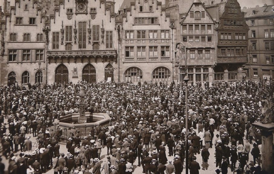 schwarz-weiß-Fotografie mit einer Menschenmenge auf dem Römerberg, vor dem Rathaus in Frankfurt