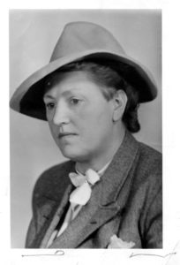 schwarz-weiß-Porträt von einer Frau mit Hut