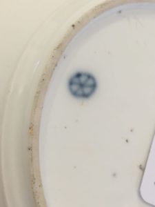 Blaue sechsspeichigen Radmarke auf der Unterseite der Porzellane