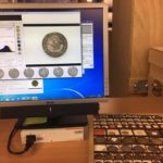 Blick auf einen Monitor, der eine Münze zeigt