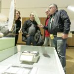 Der Leihgeber einer Schreibmaschine betrachtet mit Ausstellungsbesuchern die "Frankfurter Geschichten"