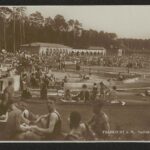 Postkarte mit schwarz-weiß Fotografie mit Badegästen im Luftbad des Stadionsbads