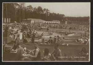 Postkarte mit schwarz-weiß Fotografie mit Badegästen im Luftbad des Stadionsbads
