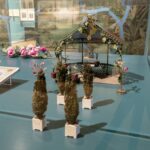 ein Modell-Gartenpavillon mit Zierpflanzen