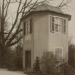 schwarz-weiss Fotografie, Blick auf ein kleines schmales Haus Haus