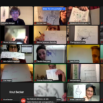 Teilnehmende des digitalen Workshops halten ihre Zeichnungen in die Kamera