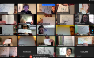 Teilnehmende des digitalen Workshops halten ihre Zeichnungen in die Kamera