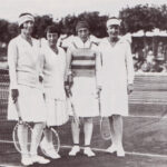 Ein schwarz-weiß Foto mit vier Tennisspielerinnen