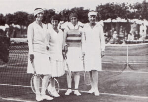 Ein schwarz-weiß Foto mit vier Tennisspielerinnen