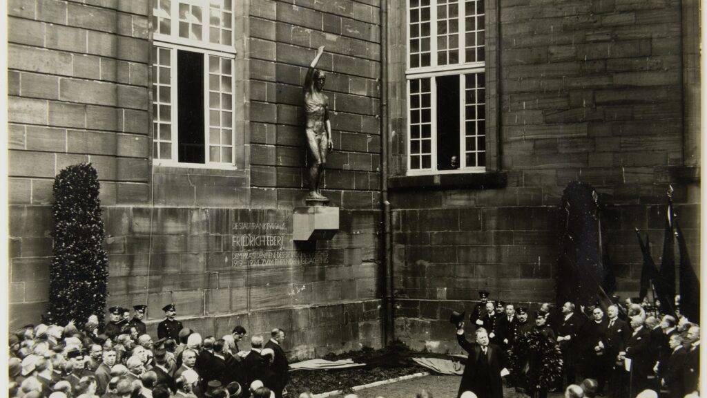 Schwarz-weiß Fotografie der feierlichen Enthüllung des Friedrich Ebert-Denkmals durch Ludwig Landmann 1926