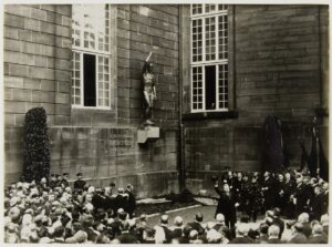 Schwarz-weiß Fotografie der feierlichen Enthüllung des Friedrich Ebert-Denkmals durch Ludwig Landmann 1926