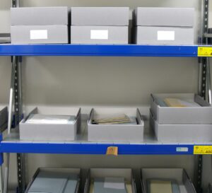 Fachgerechte Verpackungsmaterial liegt auf Archivregalen.