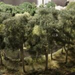 Blick auf ein Modell mit grünen Bäumen