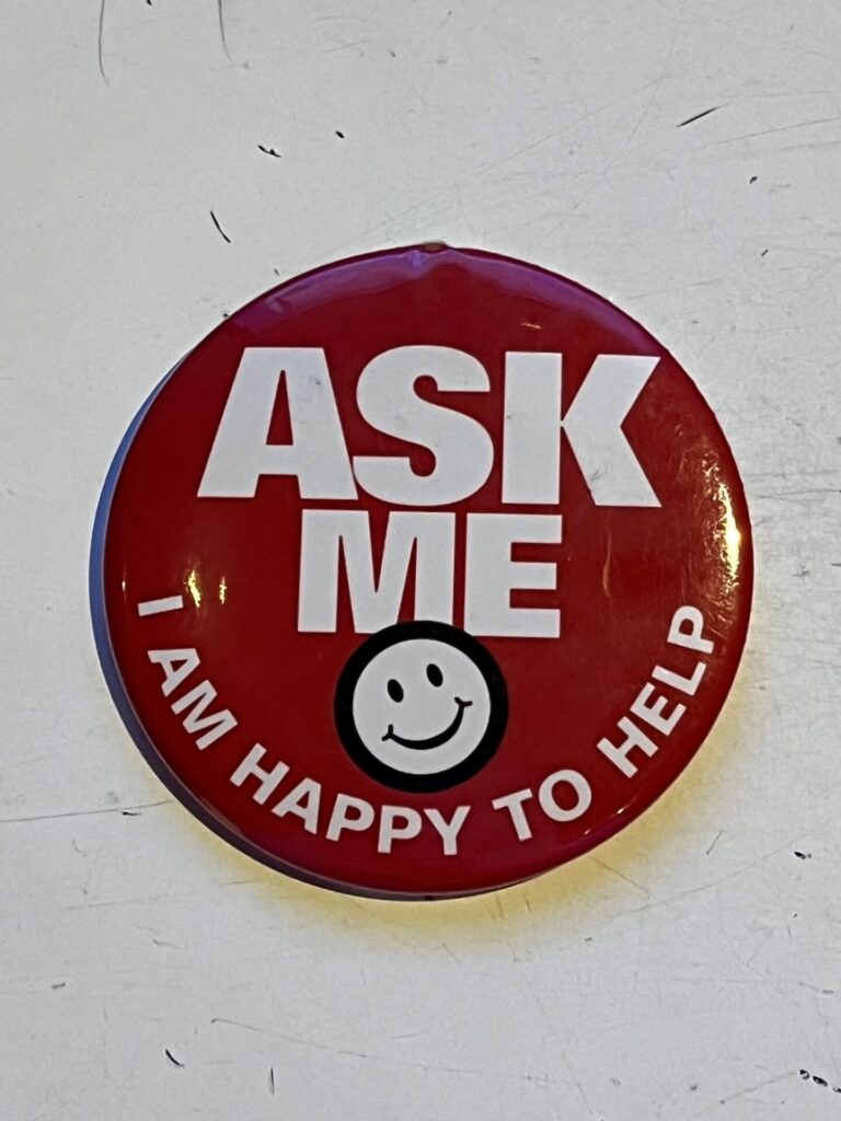 Roter Button mit Aufschrift: "Ask me. I am happy to help"