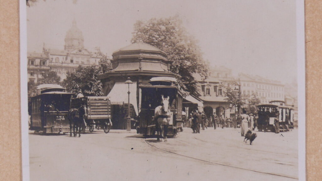 Das schwarz-weiß Foto zeigt die Pferdebahn an der Hauptwache im Jahr 1895. Es sind von Pferden gezogene Straßenbahnwagen zu sehen.