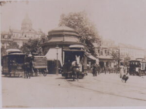 Das schwarz-weiß Foto zeigt die Pferdebahn an der Hauptwache im Jahr 1895. Es sind von Pferden gezogene Straßenbahnwagen zu sehen.