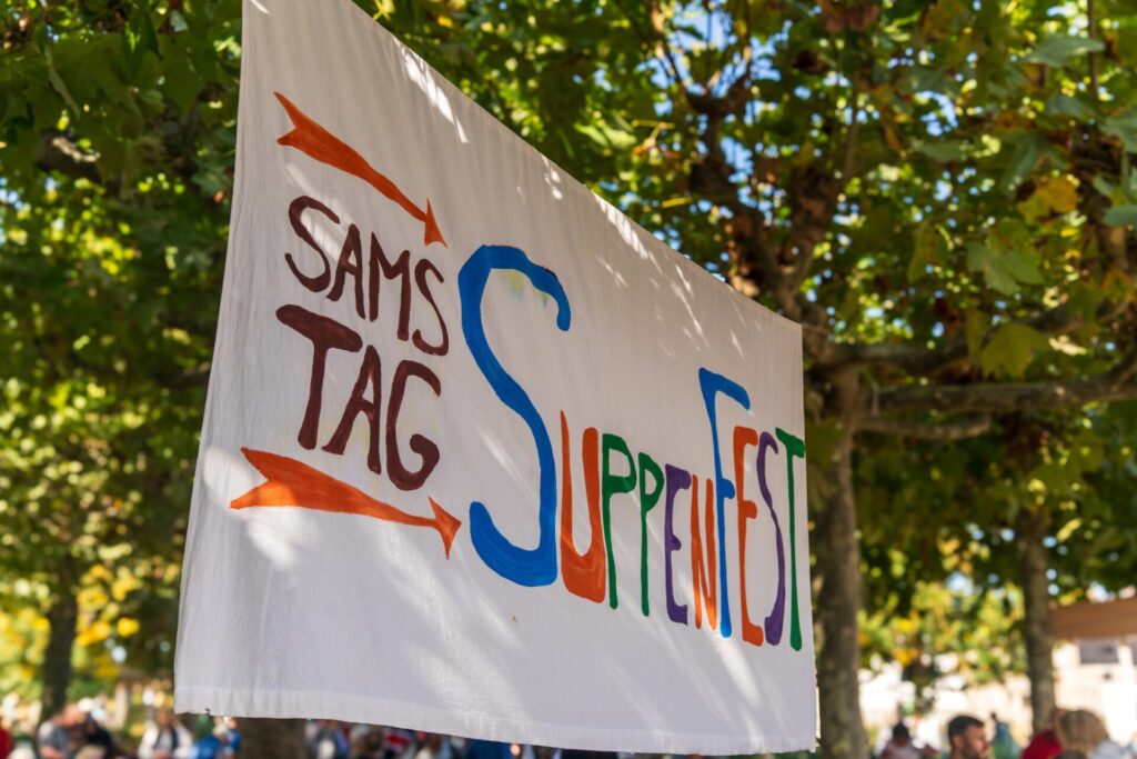 Ein großes Transparent mit der Aufschrift: Samstag Suppenfest hängt im Baum
