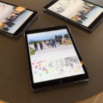 Fotos von drei Tablets, die auf einem Stehtisch liegen mit der Frankfurt History App offen.