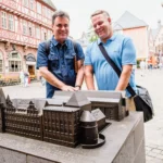 zwei Personen stehen hinter dem Tastmodell des Museums