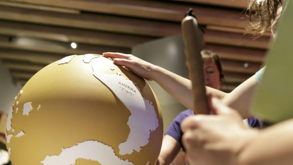 eine Hand bestastet einen Globus