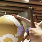 eine Hand bestastet einen Globus