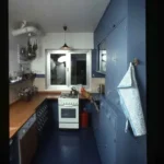 Blick in eine blaue Frankfurter Küche