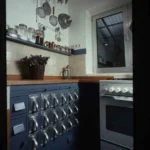 Blick in eine Frankfurter Küche, die blau ist