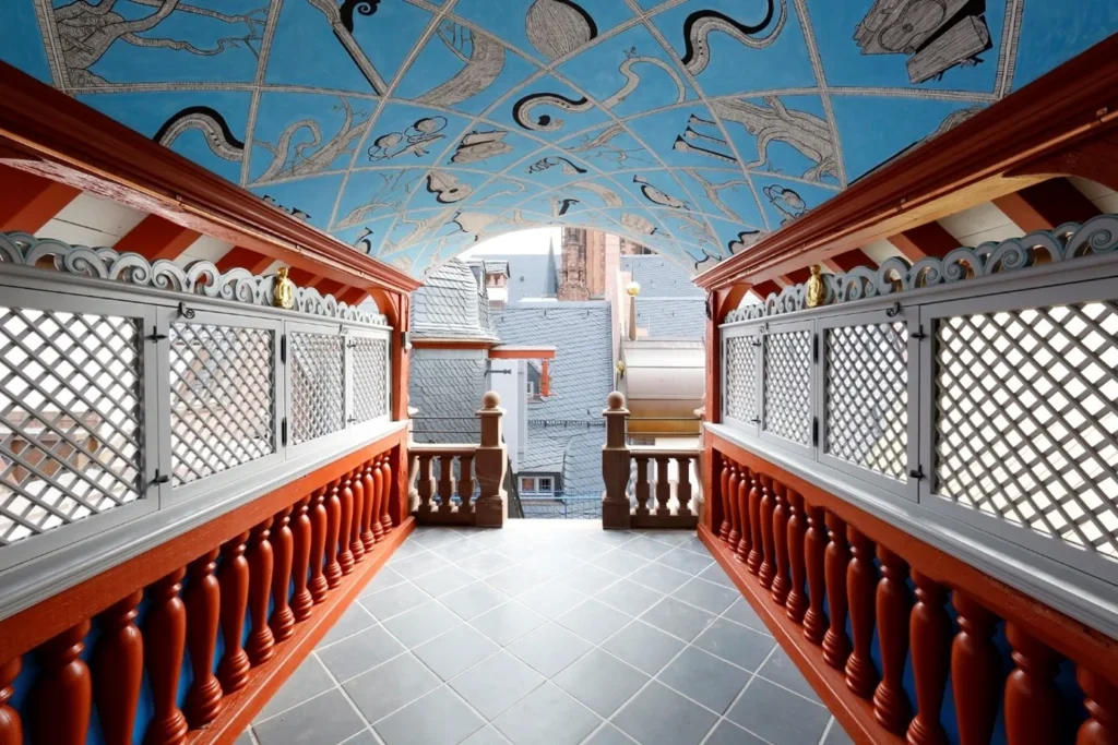 Blick in das Belvederchen mit einer bunt bemalten Decke und einem Laubengang